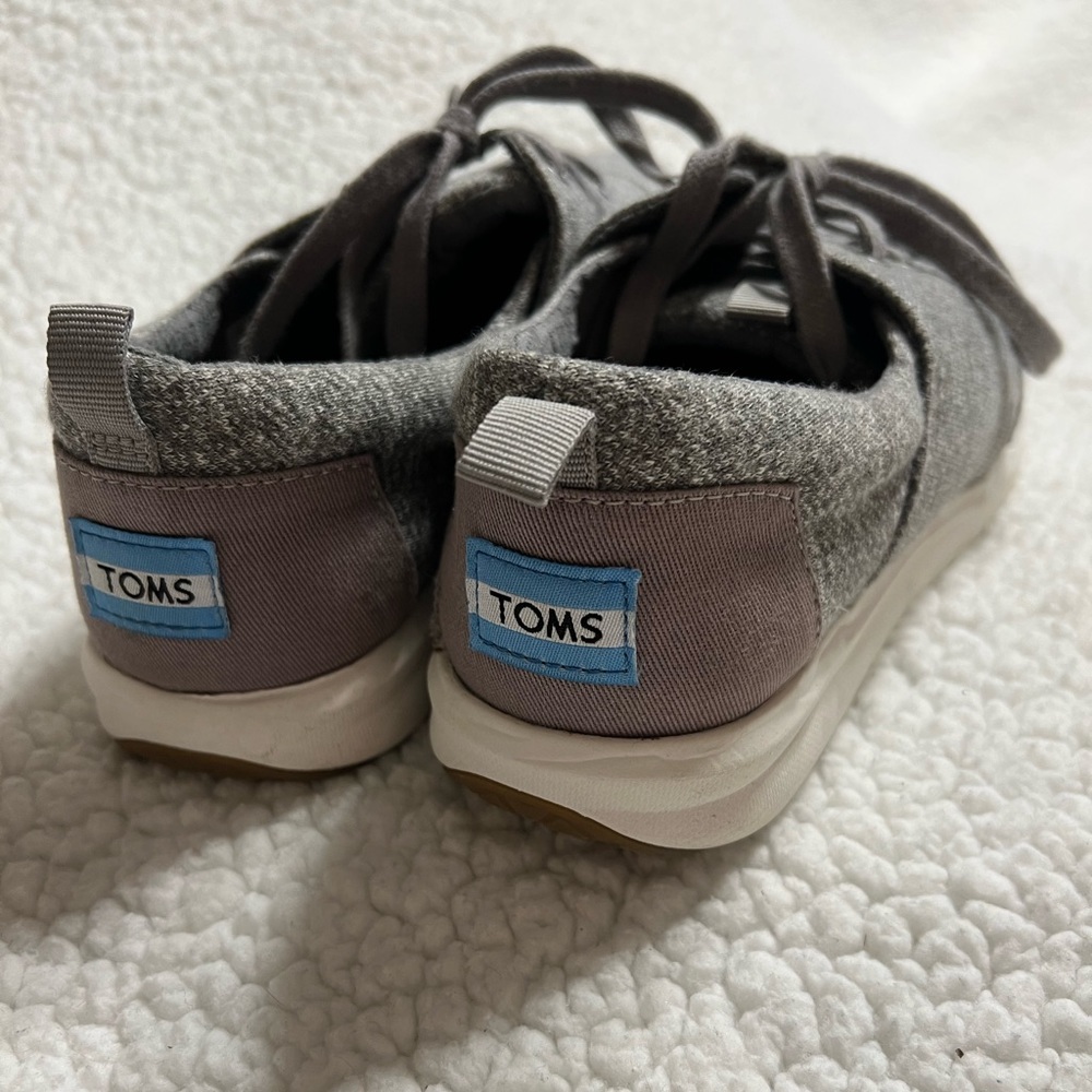 TOMS. Size 8.5. Excellent Condition. Rarely worn.